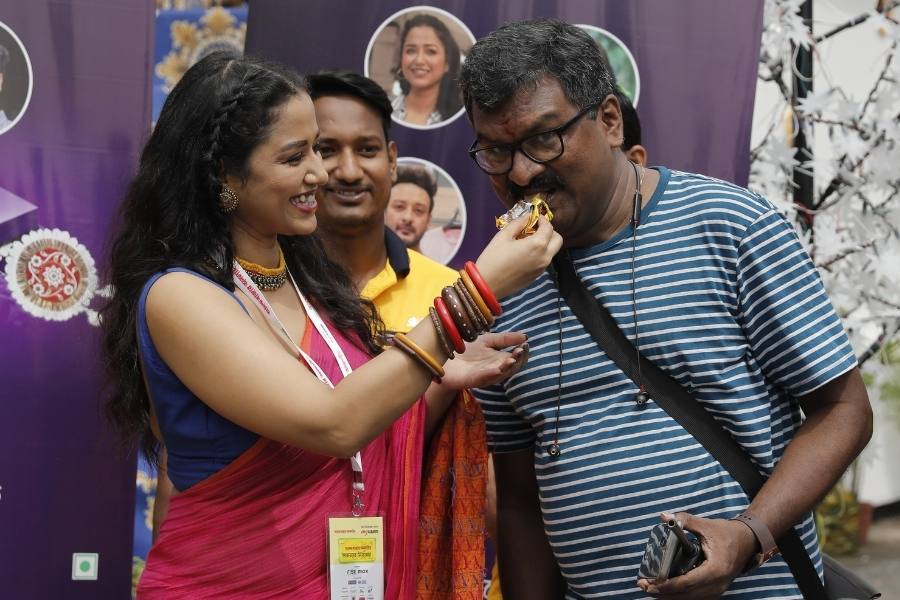 বিচারপর্বের পাশাপাশি চলল ক্যাডবেরি সেলিব্রেশনের সাথে মিষ্টিমুখও। উত্তর থেকে দক্ষিণ, কলকাতার বাছাই করা সেরা ২০টি আবাসনের বাসিন্দারা সাক্ষী থাকল এই কাণ্ডের। 