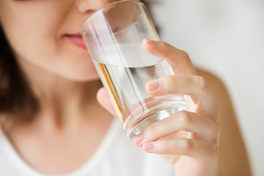 এক লিটার জল কিনতে আমাদের কত খরচ হয়? খুব বেশি হলে ২০ বা ৩০ টাকা। কিন্তু ৭৫০ মিলিলিটার জল কিনতে যদি ১৫ হাজার টাকা বা ৪ লক্ষ টাকা খরচ হয়, তা হলে? অবাক হচ্ছেন তো! এমনও পানীয় জল আছে যার এক বোতলের দাম কয়েক হাজার থেকে কয়েক লক্ষ টাকা। কেমন সেই জল, কোথায় পাওয়া যায়, সে সম্পর্কে জেনে নেওয়া যাক।