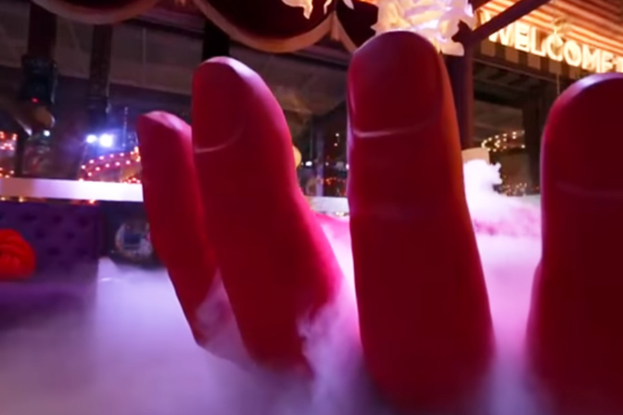 ‘বিগ বস’-এর সেট ভারতের সবচেয়ে বিলাসবহুল সেটগুলির মধ্যে একটি। এই বার ‘বিগ বস’-এর সেই সেটকে রূপান্তরিত করা হয়েছে একটি সার্কাসে। কারণ, এই সিজনের থিমই হচ্ছে সার্কাস।