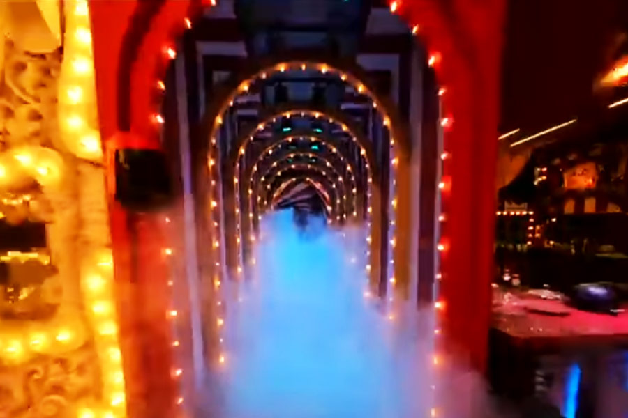 সার্কাস থিমে সব থেকে সুন্দর ভাবে সাজানো হয়েছে এই ঘরের ‘লিভিং এরিয়া’। এই ‘লিভিং এরিয়া’-তেই  বসেই প্রতিযোগীদের বেশির ভাগ সময় রান্না করতে, খাবার খেতে, গল্প করতে এবং চুলোচুলি করতে দেখা যায়। এই নতুন সিজনের ‘লিভিং এরিয়া’-র মাথায় লেখা ‘ওয়েলকাম টু দ্য সার্কাস’ (সার্কাসে সকলকে স্বাগত)।