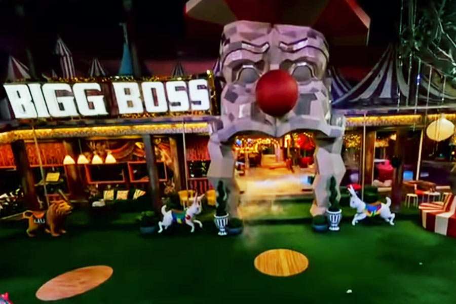 ‘বিগ বস’-এর  ঘরে প্রতিযোগীদের সব থেকে প্রিয় জায়গা ‘গার্ডেন এরিয়া’। এই বাগানেই অংশগ্রহণকারীদের জন্য বিভিন্ন প্রতিযোগিতার আয়োজন করা হয়। দিনের অনেকটা সময় এখানেই কাটান প্রতিযোগীরা। এই জায়গাকেও সার্কাস থিমেই বানিয়েছেন শোয়ের আয়োজকরা।