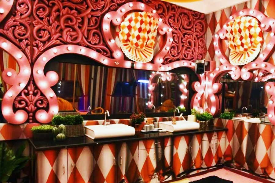 বাথরুমের এলাকাও খুব সুন্দর ভাবেই সাজিয়েছেন উদ্যোক্তারা। হাত-মুখ ধোয়ার জায়গার কাছেও  রাখা হয়েছে একাধিক গাছপালা।