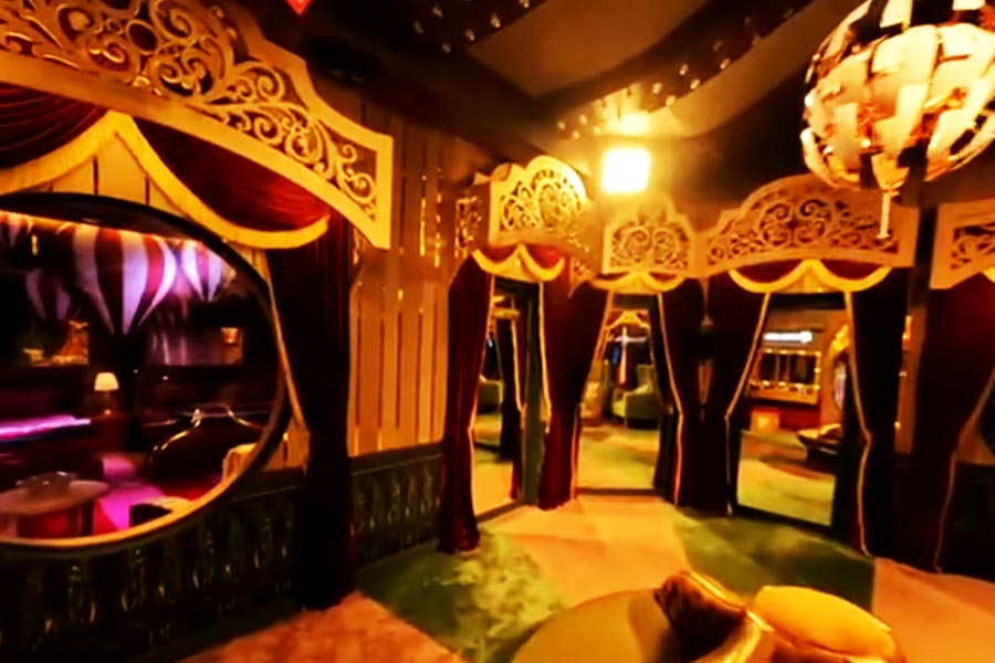 শোওয়ার জায়গা অর্থাৎ ‘বেডরুম’ নিয়ে প্রতি সিজনেই প্রতিযোগীদের মধ্যে ঝামেলা বাধে। কে কোন বিছানা নেবেন এবং কে কার সঙ্গে বিছানা ভাগ করে নেবেন, তা নিয়েই মূলত বিবাদের সূত্রপাত হয়।