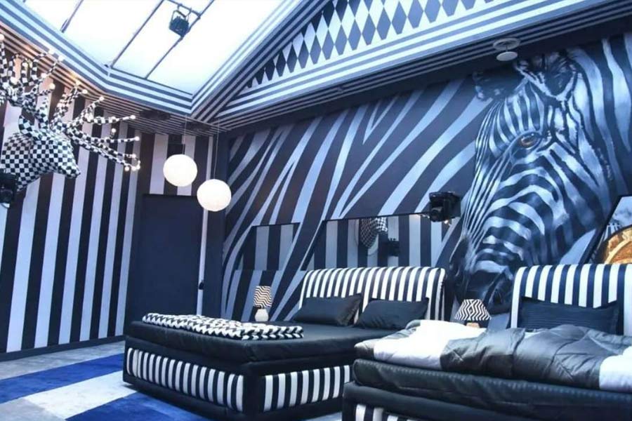 নয়া সিজনে অংশগ্রহণ করে শোওয়ার ঘরে ঢুকেই প্রতিযোগীরা দেখতে পেয়েছেন চারিদিকে জ়েব্রার ছবিতে ভর্তি। বিছানাগুলি অবধি সাদা-কালো ডোরা দাগ কাটা।