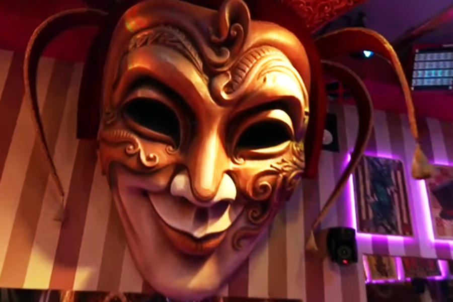 যে জায়গায় বসে প্রতিযোগীরা সঞ্চালক সলমনের সঙ্গে কথা বলেন, সেই জায়গাটিও সাজানো হয়েছে সুন্দর ভাবে। এই জায়গাটি তৈরি করা হয়েছে সার্কাসের এরিনার আদলে।