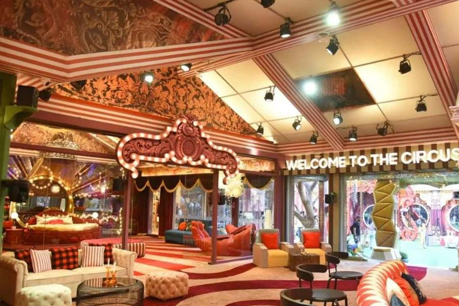 ‘বিগ বস ১৬’-র প্রতিযোগীরা ইতিমধ্যেই নিজেদের খেল দেখাতে শুরু করেছেন। প্রতিযোগীদের তালিকায় বেশ কিছু নতুন চমকও দেখতে পাওয়া গিয়েছে।