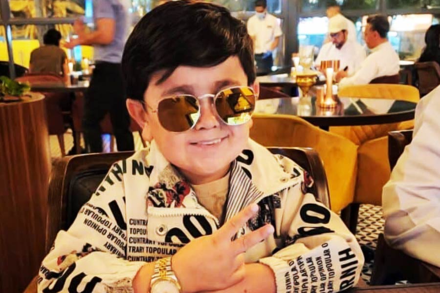 প্রতিযোগীদের মধ্যে রয়েছে তাজিকিস্তানের গায়ক আবদু রজ়িকও। তিনি সমাজমাধ্যমের একটি অতি পরিচিত মুখ। চেহারায় ছোটখাটো আবদু রিকেট রোগে আক্রান্ত। আর সেই কারণেই তাঁর উচ্চতা বিশেষ বাড়েনি।