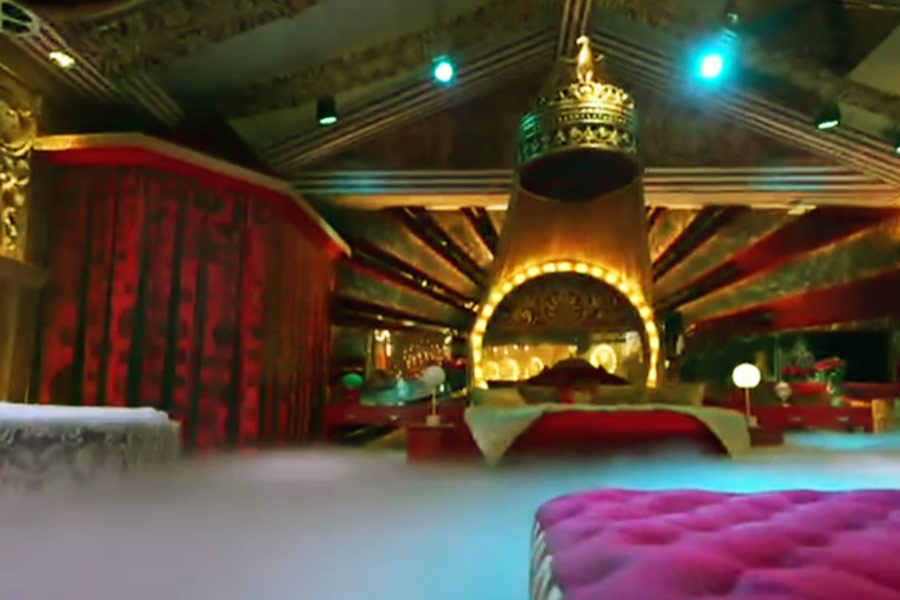 তবে  ‘বিগ বস’-এর  সব প্রতিযোগীই ঘরে ঢোকা থেকে নয়া থিমের প্রশংসায় পঞ্চমুখ। নতুন বাড়ি তাঁদের ভাল লেগেছে বলেও তাঁরা জানিয়েছেন।