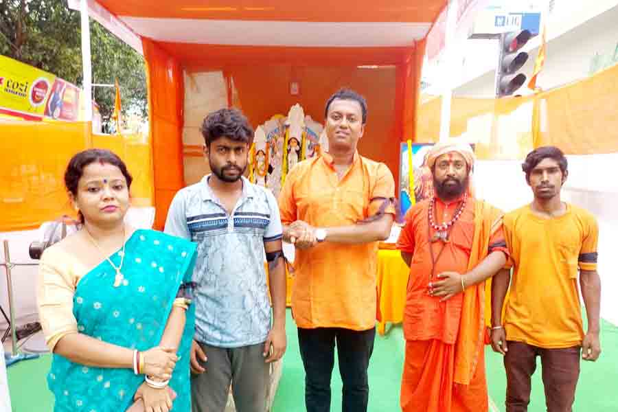 পুজো মণ্ডপের সামনে ‘সদলে’ অবস্থান বিক্ষোভে হিন্দু মহাসভার নেতা চন্দ্রচূড় গোস্বামী।