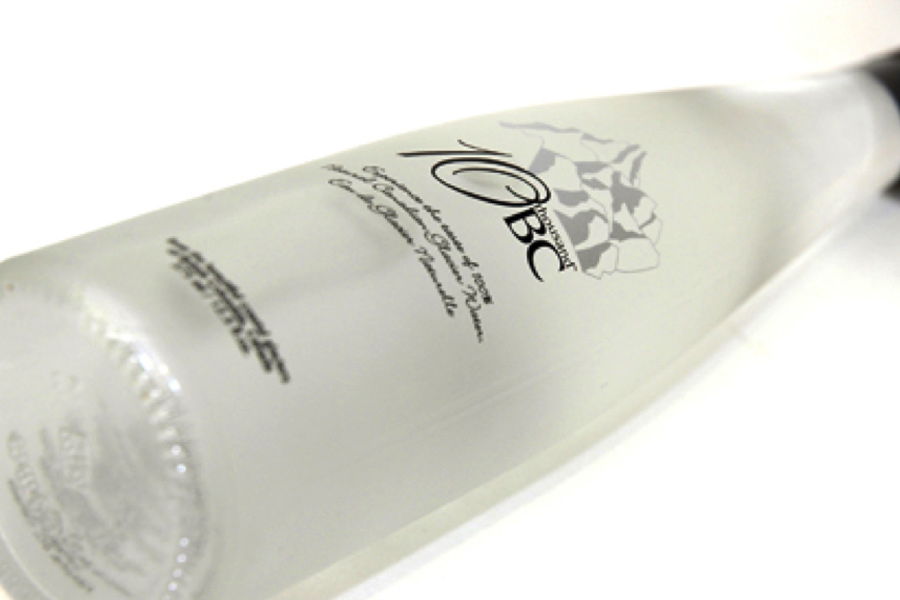 টেন থাউজ্যান্ড বিসি: কানাডার ব্রিটিশ কলম্বিয়ার হ্যাট মাউন্টেন হিমবাহ থেকে এই জল সংগ্রহ করা হয়। ৭৫০ মিলিলিটার জলের দাম ৯৭০ টাকা।