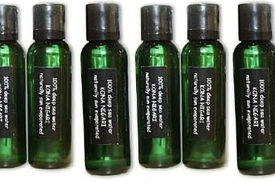 কোনা নিগারি: প্রস্তুতকারক সংস্থার দাবি, এই জল পান করলে শক্তি পাওয়া যায়, ওজন কমে, ত্বক ভাল থাকে। এমনকি তেষ্টা মেটানোতেও এর জুড়ি মেলা ভার। এমনটাই দাবি এই হাওয়াইয়ে গভীর সমুদ্র থেকে জল সংগ্রহের পর বেশ কয়েকটি ধাপে বিশুদ্ধকরণ হয়। তৈরি হয় জাপানে। এক বোতল জলের দাম ২৮ হাজার টাকা।