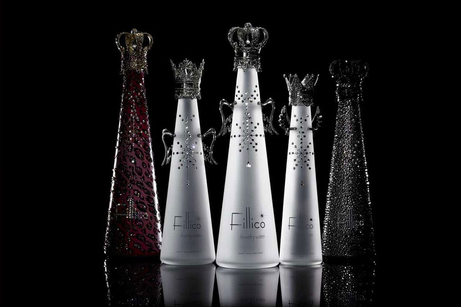 ফিলিকো: জলের স্বাদ ও বিশুদ্ধতার জন্য তো বটেই, বোতলের কারুকার্যের জন্য বিশ্বে এর জনপ্রিয়তাও রয়েছে যথেষ্ট। জাপানের কোবেতে নুনোবিকি নামে ঝর্না থেকে এই জল সংগ্রহ করা হয়। এই জলের বোতলের মধ্যে সবচেয়ে জনপ্রিয় ফিলিকো ব্ল্যাক কুইন। বোতলের জলে সমপরিমাণ সোডিয়াম, পটাশিয়াম, ম্যাগনেশিয়াম এবং ক্যালসিয়াম রয়েছে। একটি বোতলের দাম ভারতীয় মুদ্রায় ৯০ হাজার টাকা। বোতলে স্বরোভস্কি ক্রিস্টাল ব্যবহার করা হয়। 