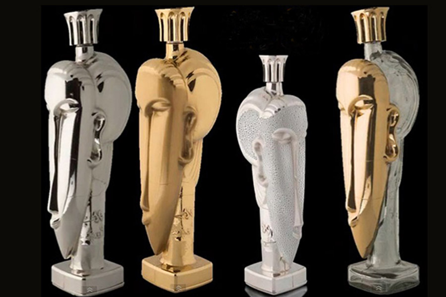 অ্যাকোয়া ডি ক্রিস্টালো ট্রিবুটো আ মডিগ্লিয়ানি: বিশ্বের সবচেয়ে দামি পানীয় জল এটি। কেন এত দাম? কারণ, বোতলগুলি সোনার। শুধু তাই নয়, জলের মধ্যে স্বর্ণভস্ম মেশানো থাকে। ফিজি ও ফ্রান্সের ঝর্না থেকে জল সংগ্রহ করা হয়। এক বোতল জলের দাম শুনলে চমকে উঠবেন। ৩৯ লক্ষ টাকা!