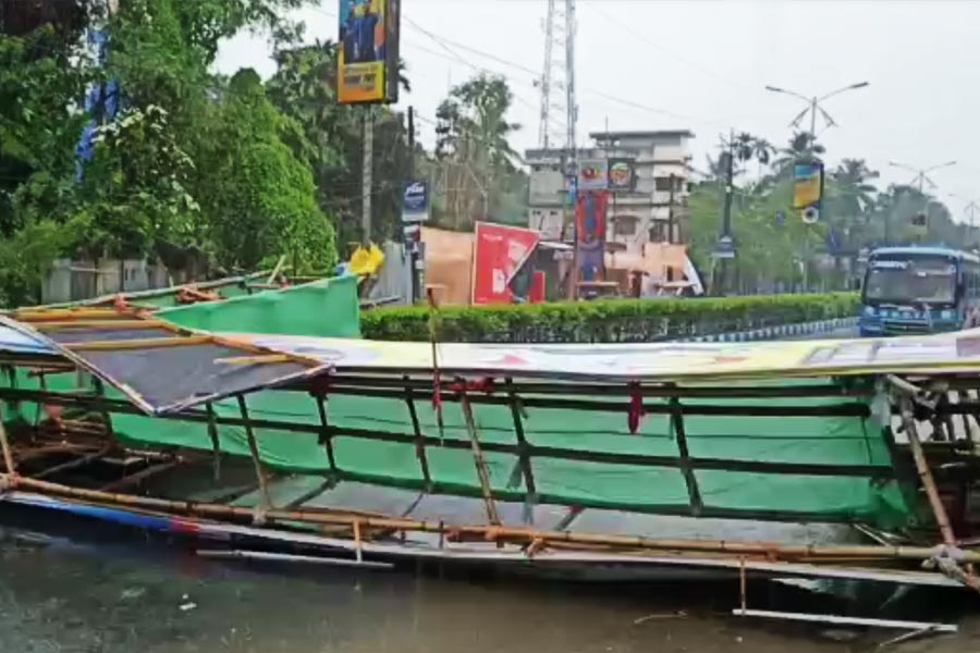 ধূপগুড়িতে ভেঙে পড়েছে তোরণ।