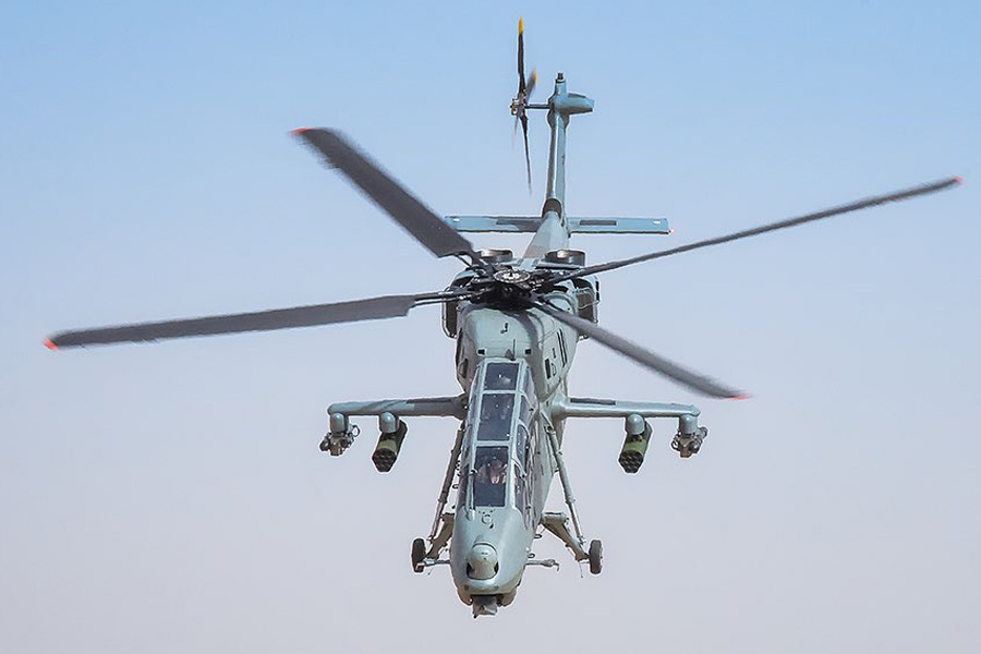 প্রচণ্ডকে বাহিনীর হাতে তুলে দেওয়ার প্রক্রিয়ার কর্মসূচিতে সোমবার জোধপুরে রাজনাথ বলেন, ‘‘আমাদের একটি আক্রমণে সক্ষম হেলিকপ্টার প্রয়োজন ছিল। ১৯৯৯-এর কার্গিল যুদ্ধের সময় সেই অভাব অনুভূত হয়েছিল। প্রচণ্ড দু’দশকের নিরন্তর গবেষণার ফল। সামরিক সরঞ্জাম উৎপাদনের নিরিখে আজকের দিনটি মাইলফলক হিসেবে থেকে যাবে।’’