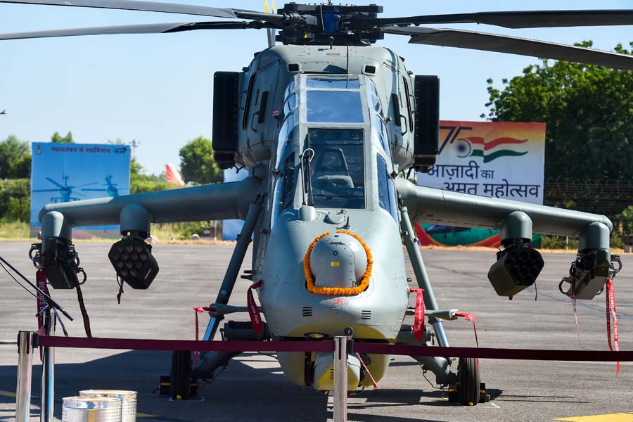 ভারতীয় সেনা এবং ভারতীয় বায়ুসেনার চাহিদা অনুযায়ী প্রচণ্ড সমস্ত মাপকাঠিতে সংশয়াতীত সাফল্য অর্জন করেছে। প্রচণ্ডের ওজন ৫.৮ টন। রয়েছে দু’টি ইঞ্জিন। ইতিমধ্যেই হেলিকপ্টার থেকে বিভিন্ন অস্ত্র অব্যর্থ নিশানায় লক্ষ্যবস্তুকে আঘাত করায় সাফল্য অর্জন করেছে।