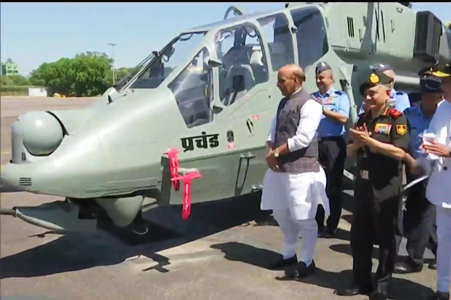 ভারতের কাছে আছে আমেরিকায় তৈরি ‘অ্যাপাচে’ চপারও। যা আকারে প্রচণ্ডের চেয়ে অনেকটাই বড়। কিন্তু নির্দিষ্ট উদ্দেশে তৈরি প্রচণ্ড হিমালয়ের উচ্চতাতেও অনায়াসে লক্ষ্যবস্তুর উপর নিখুঁত আঘাত হানতে সক্ষম। ভারবহনের ক্ষেত্রেও একই কথা প্রযোজ্য। ভারতের চাহিদার কথা মাথায় রেখেই এই ‘মেড ইন ইন্ডিয়া’ হেলিকপ্টারটি তৈরি।