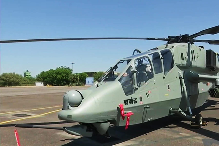 লাদাখে পরীক্ষামূলক ভাবে এই চপার উড়ে বেড়িয়েছে। তাতে দেখা গিয়েছে, উচ্চক্ষমতাসম্পন্ন চিনা ড্রোনকে যেমন অনায়াস দক্ষতায় আঘাত হানতে পারছে, তেমনই মাটির উপর দিয়ে চলা ট্যাঙ্ককেও ছিন্নভিন্ন করে দিতে সমর্থ প্রচণ্ড। কারণ এতে রয়েছে, ‘এয়ার টু সারফেস অ্যান্টি ট্যাঙ্ক মিউনিশনস’।