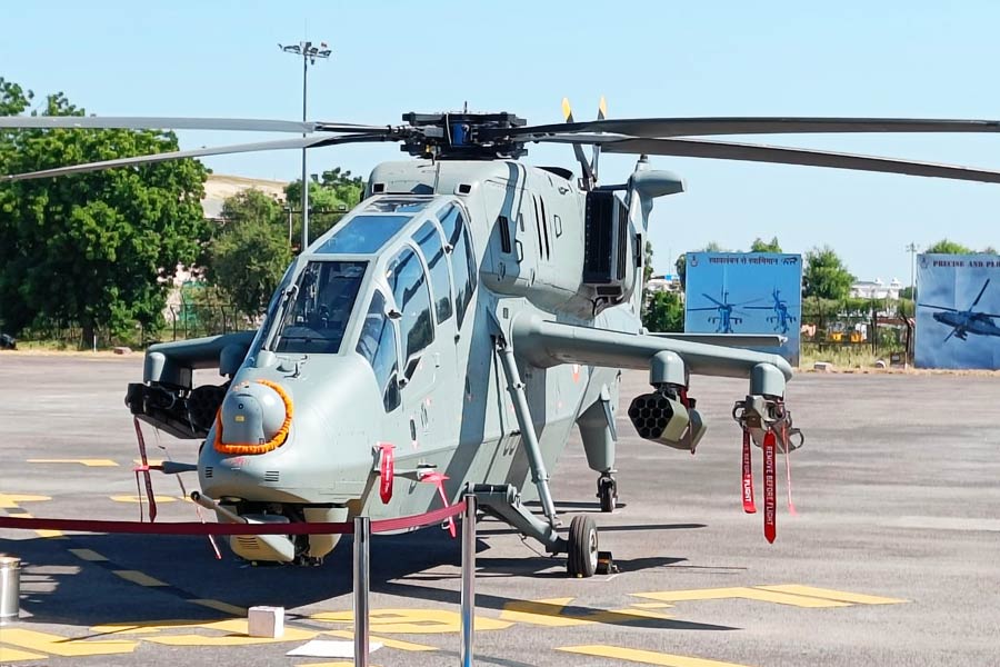 প্রচণ্ড হেলিকপ্টারে ৭০ মিলিমিটারের ১২-১২ রকেটের দু’টি প্যাড লাগানো আছে। এ ছাড়াও হেলিকপ্টারের ‘নোজ’ বা একেবারে সামনের অংশে একটি ২০ মিলিমিটারের বন্দুক লাগানো আছে। এই বন্দুক ১১০ ডিগ্রির মধ্যে যে কোনও নিশানায় গুলি চালাতে সক্ষম।