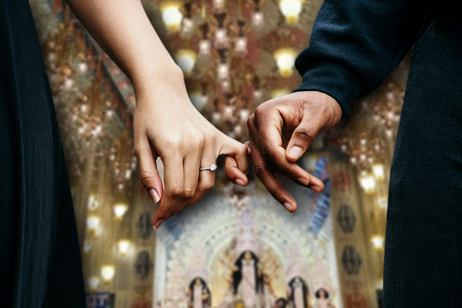 পুজোর প্রেম কিন্তু সব সময়েই মনে দাগ কাটে। 