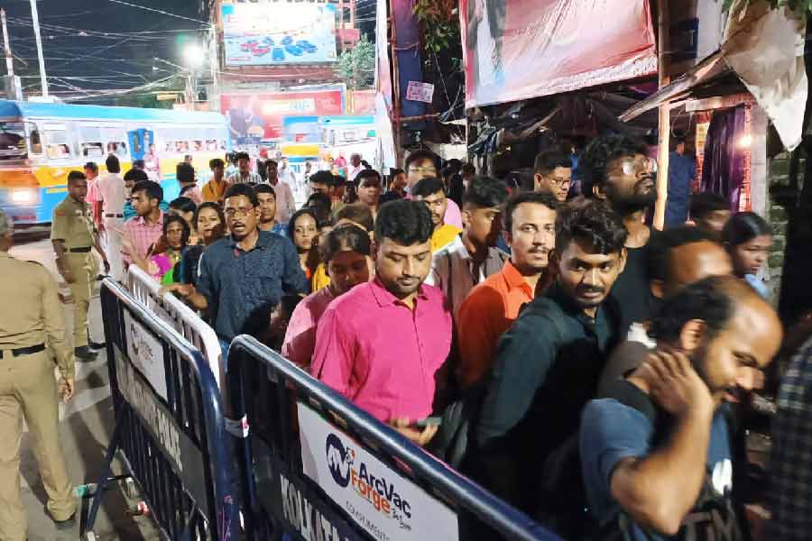 ভিড়ের গড়িয়াহাট।