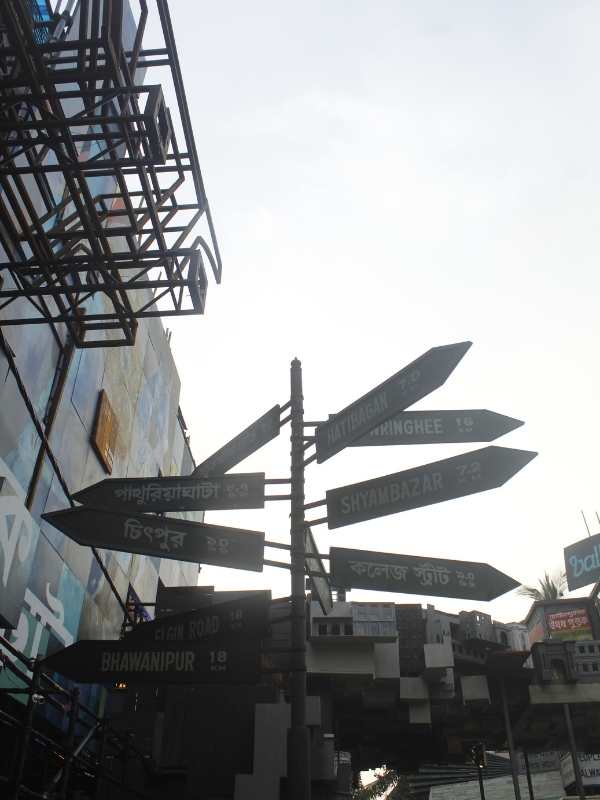 পুরনো কলকাতায় সেই সময় যে সকল দোকান ছিল সেগুলিও আবার করে তুলে ধরেছে দমদম পার্ক তরুণ দল। 