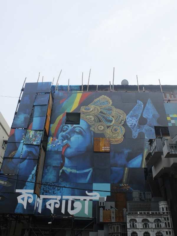 মণ্ডপ সজ্জায় রাখা হয়েছে আধুনিকতার ছোঁয়াও। 