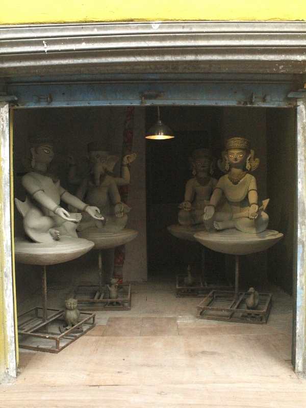 মেট্রো কন্সট্রাকশনের কাজকেও মণ্ডপ সজ্জার মধ্যে রাখা হয়েছে। 