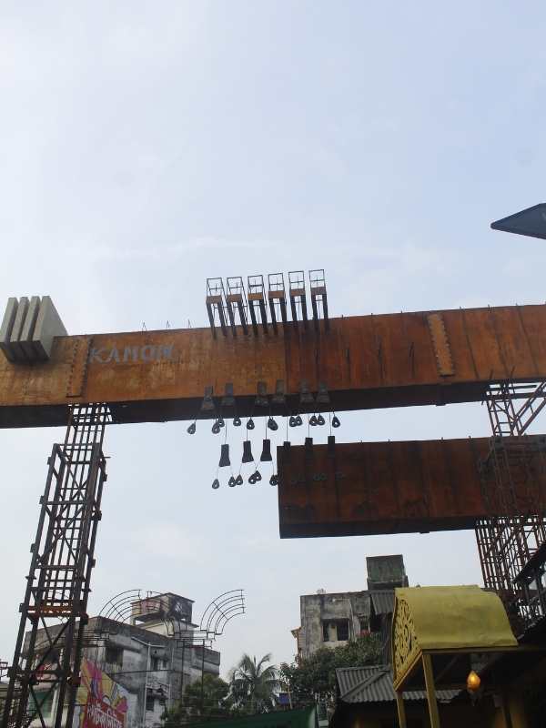 আশে পাশের বিভিন্ন বাড়ির দেওয়ালে ঝুলছে পুরনো কলকাতার সময়ের বিজ্ঞাপন। 