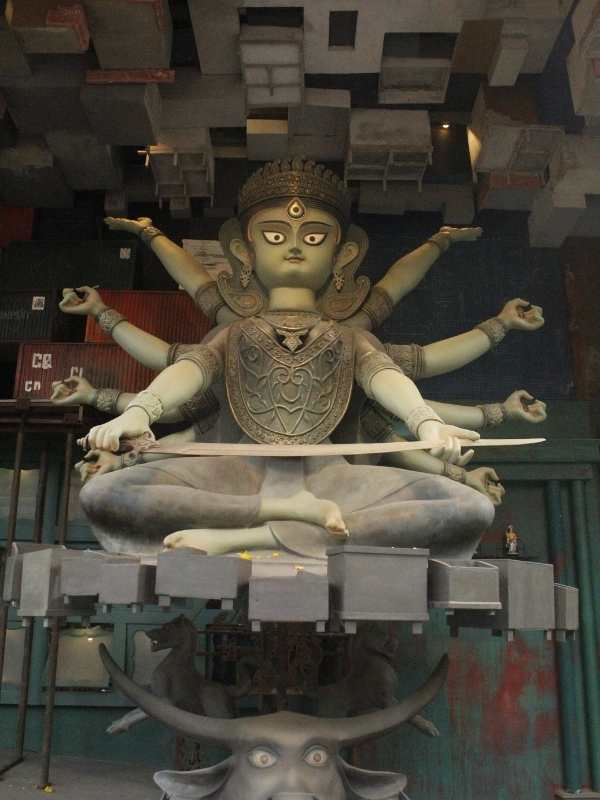 পুরনো ক্যালকাটা থেকে নতুন কলকাতার আমেজ দেখতে পাওয়া যাচ্ছে দমদম পার্ক তরুণ দলে।