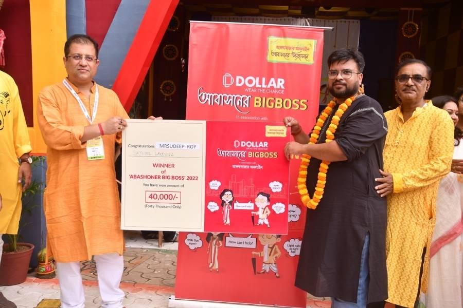 পুরস্কার হাতে সুদীপ রায়