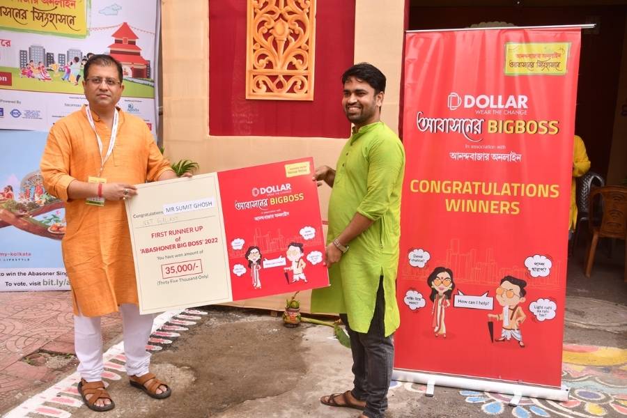 পুরস্কার হাতে সুমিত ঘোষ