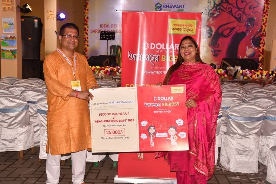 পুরস্কার হাতে সঙ্গীত ঘোষ