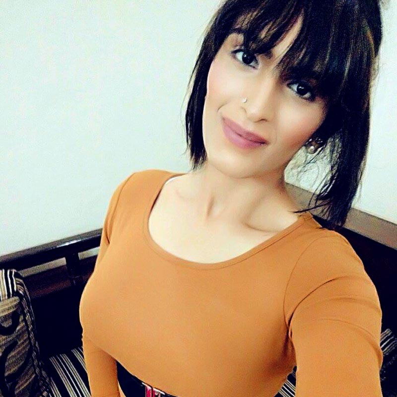 ছ’ফুটের হাট্টাকাট্টা চেহারা। তার সঙ্গে আবার সিক্স প্যাক। তাঁর চেহারা দেখে পুড়ত হাজারো নারীমন। কিন্তু সেই সুপুরুষ রূপ বদলে এখন পুরোদস্তুর নারী। কথা হচ্ছে গৌরব আরোরার। তবে তিনি এখন পরিচিত ‘গৌরী আরোরা’ নামে।