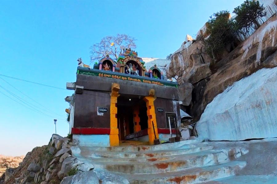 রাস্তায় লোকজনের জমায়েত। সকলের হাতে রয়েছে লাঠি। এক নজরে দেখলে মনে হয়, সকলে লাঠি দিয়ে একে অপরের সঙ্গে মারপিট করছেন। কিন্তু এ যে তাঁদের উদ্‌যাপন। ভারতের লোকগাথাও জড়িয়ে রয়েছে এই ‘বান্নি’ উৎসবের সঙ্গে।