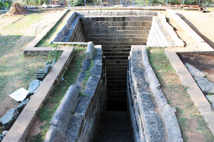 অন্ধ্রপ্রদেশের শ্রী মালা মল্লেশ্বর স্বামী মন্দির। কুর্নুল জেলার দেভেরাগট্টু এলাকায় এই মন্দিরটি অবস্থিত।