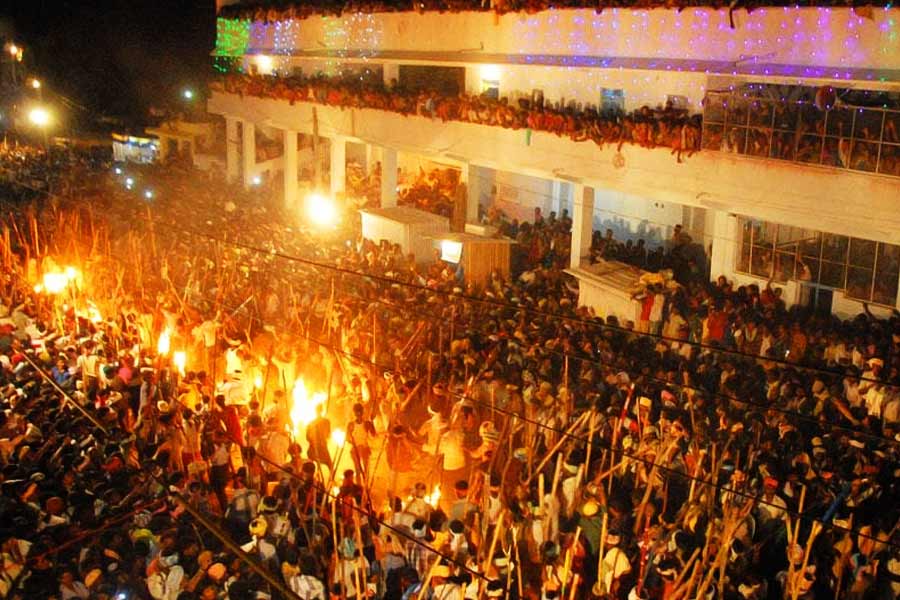 প্রতি বছর বিজয়া দশমীর সময় এই মন্দিরে ভক্তরা ভিড় করেন।