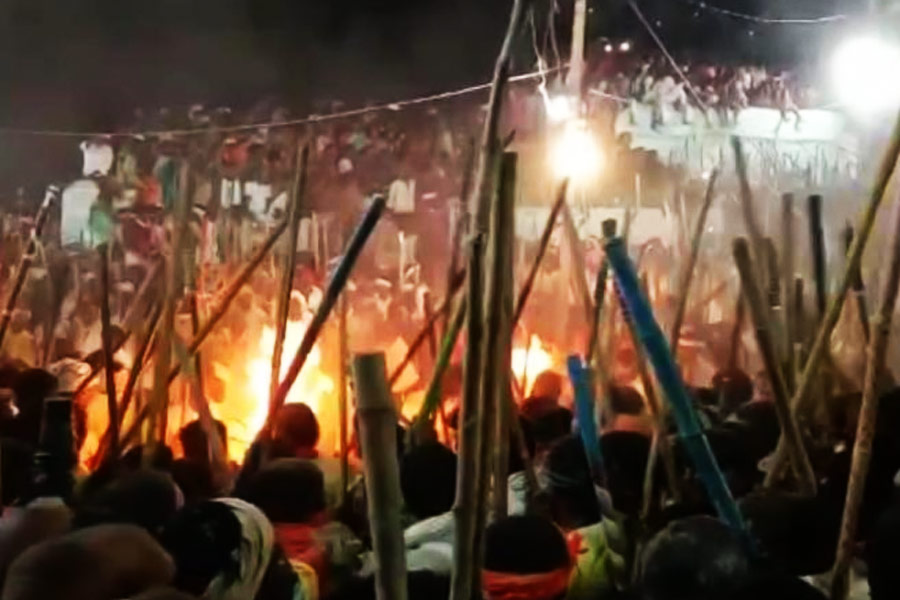 বান্নি উৎসবের সঙ্গে জড়িত এই প্রথাকে ‘স্টিক ফাইট’ (লাঠির যুদ্ধ) বলা হয়। কথিত আছে, ভারতের হিংস্রতম উৎসবের মধ্যে এটি অন্যতম।