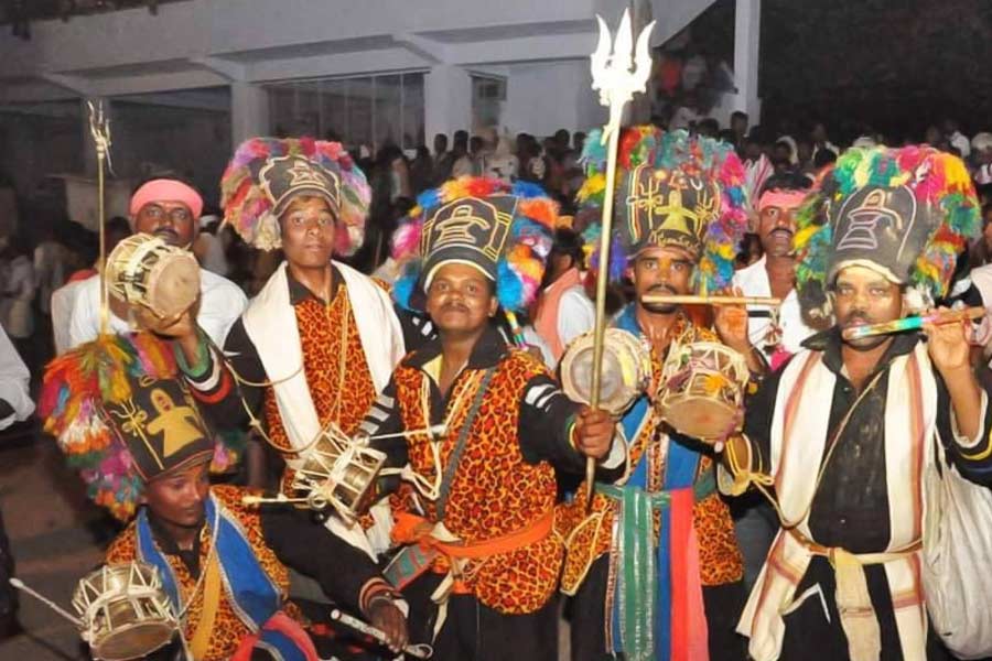 ৮০০ ফুট উঁচু পাহাড়ি এলাকা থেকে গ্রামবাসীরা মল্লেশ্বর স্বামী এবং পার্বতীর মূর্তি নিয়ে মিছিলে বের হয়।