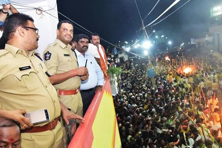 শিব যে হেতু লাঠি দিয়ে মেরে রাক্ষস দু’টিকে হত্যা করেন, তাই সেই পুরনো প্রথা অনুযায়ী, গ্রামবাসীরাও মিছিলে অংশগ্রহণকারী সকলকে নাটকীয় ভাবে  লাঠি দিয়ে মারেন।