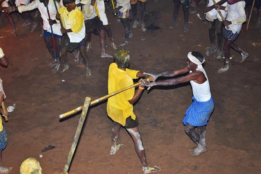 এই রক্তপাত হওয়াকেই ভক্তরা পবিত্র মনে করেন। আহতদের সঙ্গে সঙ্গে হাসপাতালে নিয়ে যাওয়া হয়।