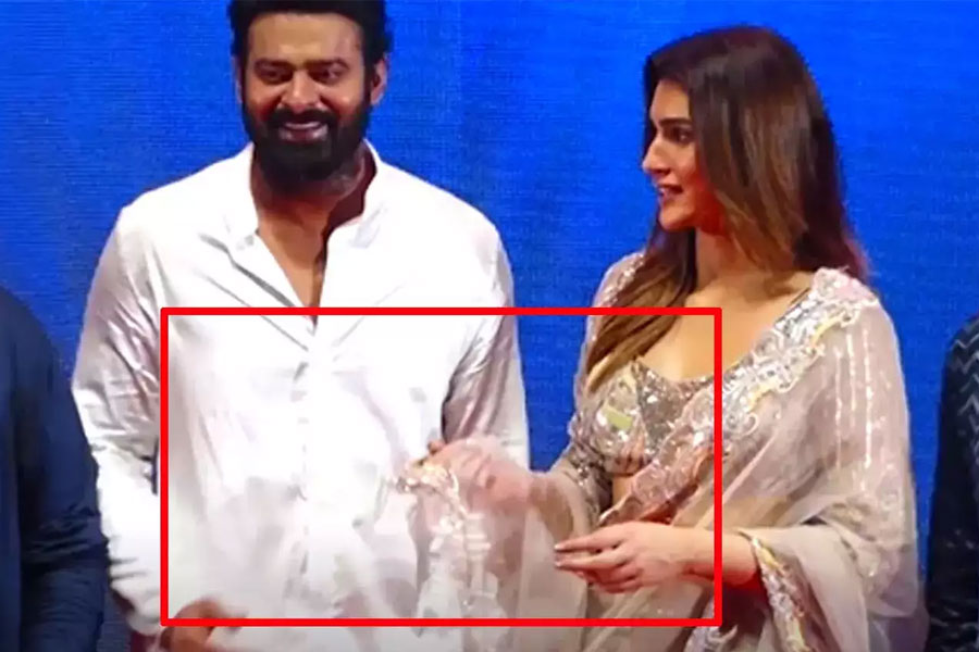 ‘আদিপুরুষ’ ছবির প্রথম ঝলক প্রকাশের অনুষ্ঠানে প্রভাস এবং কৃতি।