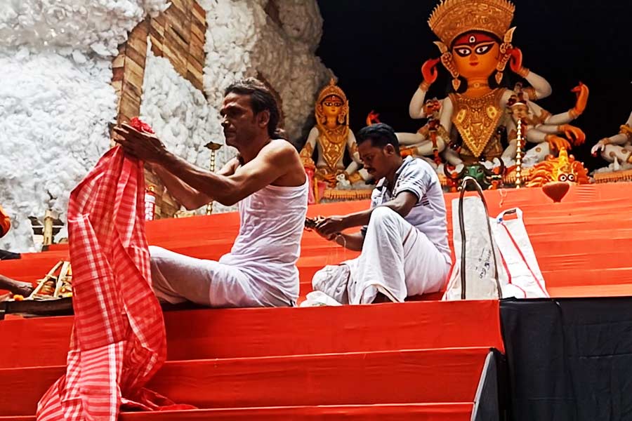 তখন নবমীর পুজো শুরু।