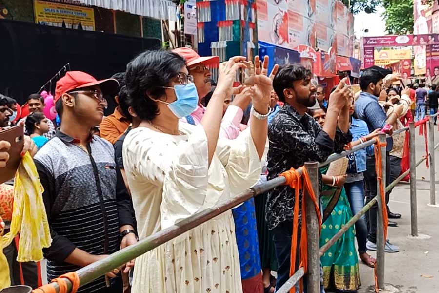 চড়া রোদ উপেক্ষা করেই ভিড় জমেছে মণ্ডপে।