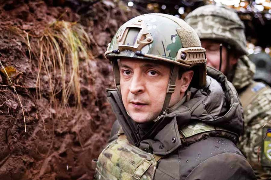 রুশ ফৌজদের জব্দ করতে ইউক্রেনের ভরসা এখন সাড়ে ছ’ফুট দৈর্ঘ্যের এক ‘অ্যালিগেটর’! এর ভয়েই নাকি ইউক্রেনের বহু এলাকা দখল করার পরও সেখান থেকে পিছু হটতে বাধ্য হচ্ছে পুতিনবাহিনী। এটাই নাকি জ়েলেনস্কির ‘ব্রহ্মাস্ত্র’।