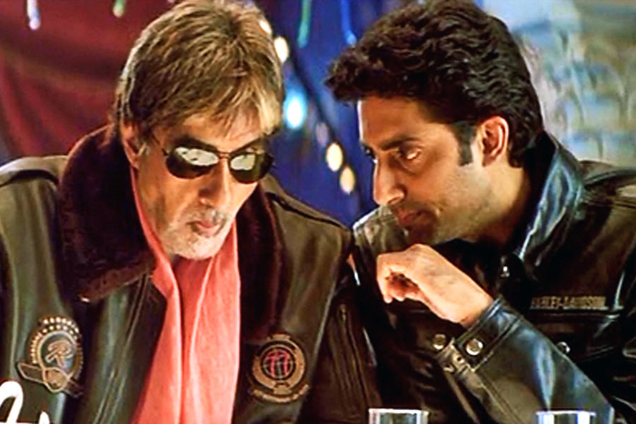 বাবা-ছেলের এই জুটিকে একটি নয়, একসঙ্গে বহু ছবিতে অভিনয় করতে দেখা গিয়েছে। ‘কভি অলবিদা না কহে না’, ‘পা’, ‘বান্টি ওউর বাবলি’, ‘ঝুম বরাবর ঝুম’-সহ বিভিন্ন ছবিতে অমিতাভ-অভিষেকের অভিনয় দর্শকের মন কেড়েছে।