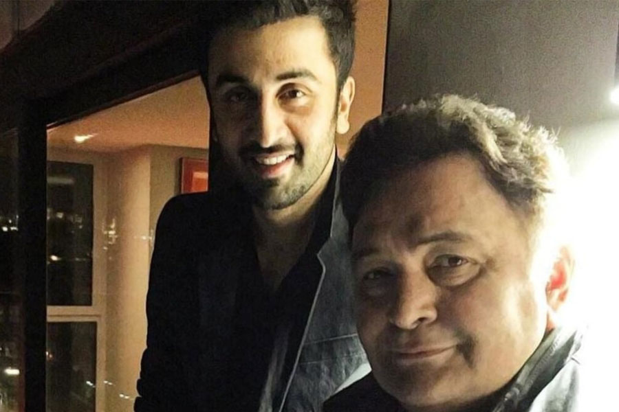 ২০০৭ সালে ‘সাওয়ারিয়া’ ছবির মাধ্যমে বড় পর্দায় পা রাখলেও রণবীর তাঁর বাবার সঙ্গে একটি মাত্র ছবিতে অভিনয় করেছেন। ২০১৩ সালে অভিনব কাশ্যপ পরিচালিত ‘বেশরম’ ছবিতে ঋষি কপূর এবং রণবীর কপূরকে একসঙ্গে দেখা গিয়েছিল। ছবিতেও তাঁদের বাবা-ছেলের ভূমিকাতেই দেখা গিয়েছে।