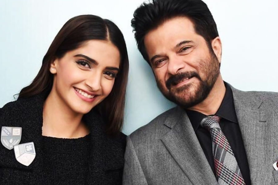 এর পর অনিল কপূরের প্রযোজনায় বহু ছবিতে সোনম কাজ করলেও অনিল সব সময় ছিলেন ক্যামেরার পিছনেই। ২০১৯ সালে মুক্তিপ্রাপ্ত ‘এক লড়কি কো দেখা তো অ্যায়সা লগা’ ছবিতেই বাবা-মেয়ের চরিত্রে অভিনয় করতে দেখা গিয়েছে অনিল এবং সোনমকে।  