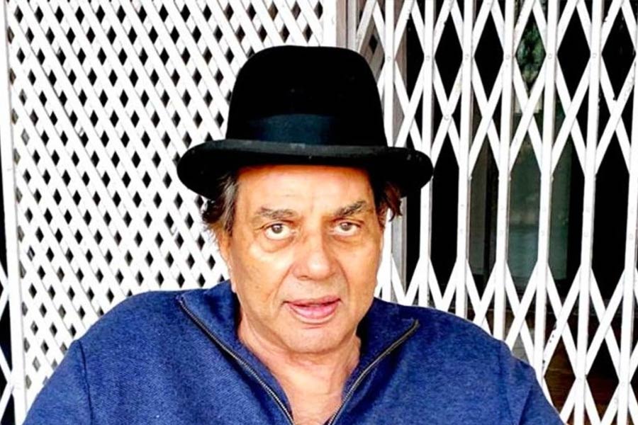 ‘হি-ম্যান অফ বলিউড’ ধর্মেন্দ্র ইন্ডাস্ট্রিতে ছয় দশক ধরে কাজ করছেন। মোট ৩০০টির বেশি ছবিতে অভিনয় করলেও দুই পুত্রের সঙ্গে তিনি হাতে গোনা ছবিতে অভিনয় করেছেন।