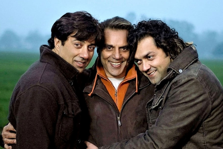 সানি দেওল এবং ববি দেওলের সঙ্গে ধর্মেন্দ্রকে ‘আপনে’, ‘ইয়ামলা পাগলা দিওয়ানা’ সিরিজ়ের ছবিতেই শুধু মাত্র অভিনয় করতে দেখা গিয়েছে। সংবাদ সংস্থা সূত্রের খবর, ‘আপনে’ ছবির দ্বিতীয় পর্বে অভিনয় করতে দেখা যাবে ধর্মেন্দ্রর সঙ্গে তাঁর দুই পুত্রকে।